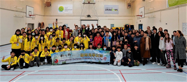 桃子脚国中小42位师生与美国姊妹校师生大合照。(照片/新北市政府教育局提供)