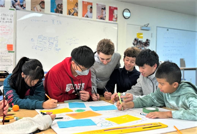 桃子脚国中小学生与美国学伴分享美国文化体验与臺美接待家庭差异的经验。(照片/新北市政府教育局提供)