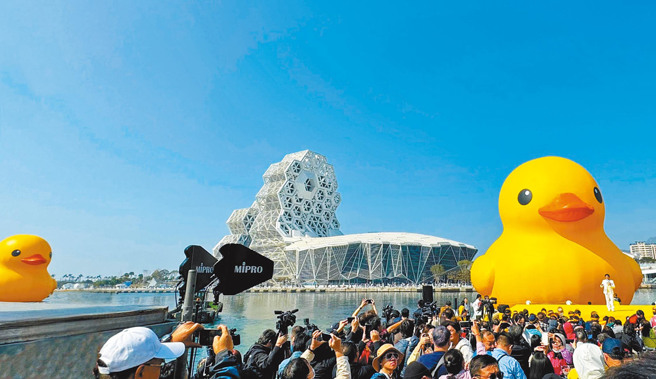 SJ银赫合影黄色小鸭，网友沸腾喊：高雄最帅观光大使。（本报资料照／柯宗纬摄）