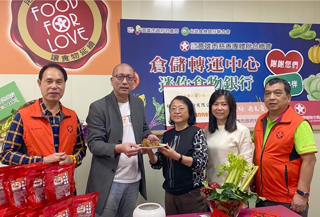 高雄市社会局长谢璃璃（中）30日感谢高雄市慈善团体联合总会媒合NPO channel年菜，帮助弱势家庭。（社会局提供／林瑞益高雄传真）