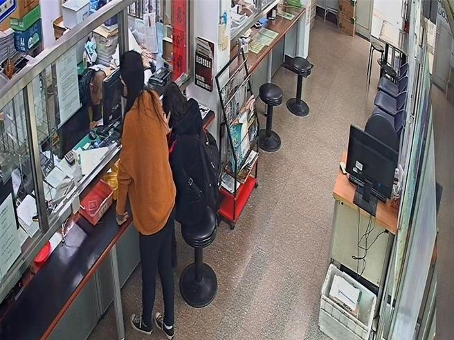 中市酒駕累犯張男又無照酒駕遭查獲，拒酒測挨罰19萬2000元，又遲不繳罰鍰。行政執行署台中分署去年10月核發執行命令扣押他的壽險保單，他怕保單被解約，今年1月24日終由家人一次繳清欠款。（行政執行署台中分署提供／陳淑芬台中傳真）