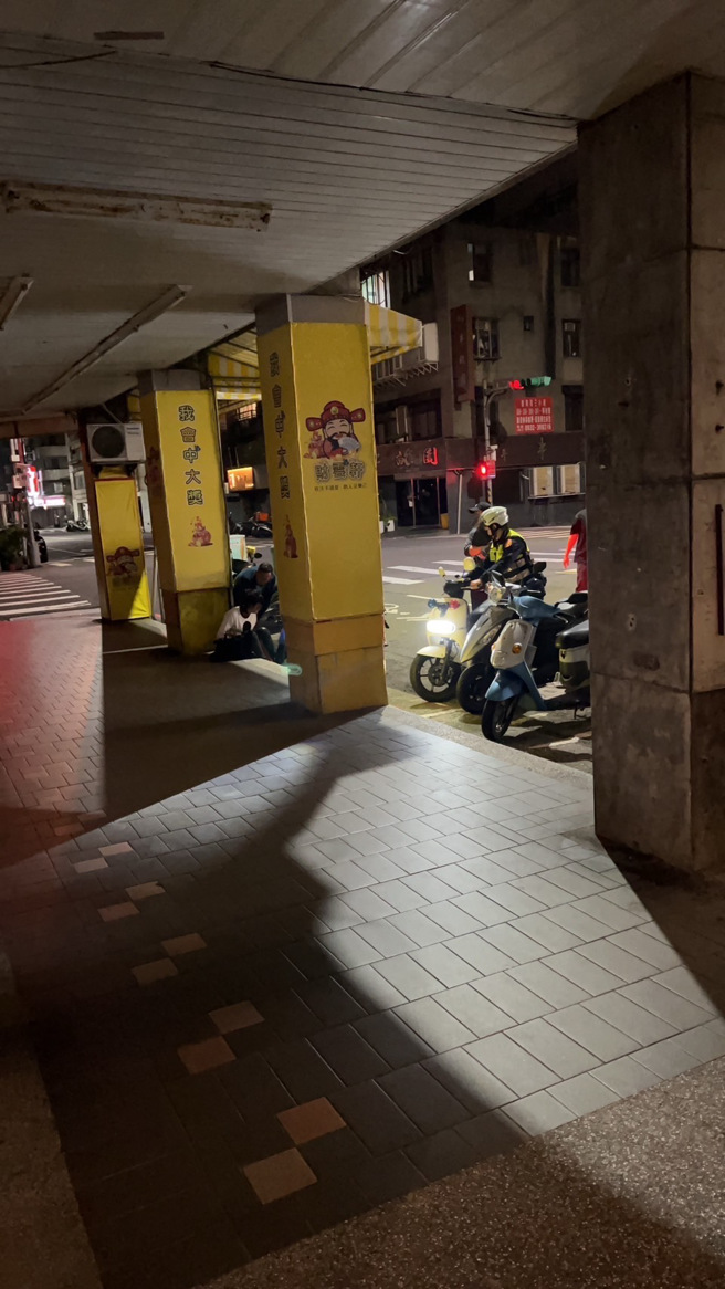 52岁女星温姓女星两人18日晚间于大安区东丰街上餐厅饮酒聚餐，离去时因不明原因发生口角纠纷，结果一言不合起衝突，两个人都喝醉酒，老公直接脚踹温女至少5下，温女当街尖叫，附近店家报警。（翻摄画面）