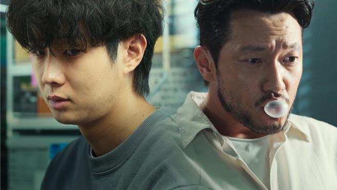 《殺人者的難堪》找來崔宇植（左）、孫錫求同台飆戲。（Netflix提供）