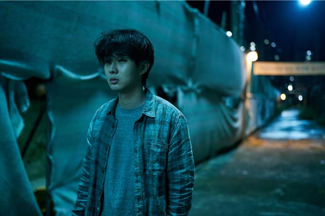 崔宇植在劇中從平凡大學生化身變態殺手。（Netflix提供）