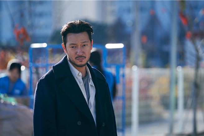 孫錫求飾演的刑警，誓言要將崔宇植緝捕歸案。（Netflix提供）