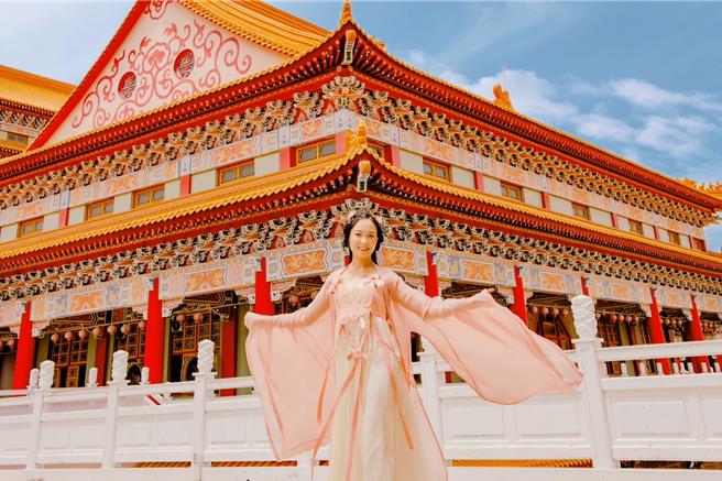 禧榕軒大飯店與台南土城正統鹿耳門聖母廟合作，初一至初三期間可於飯店進行漢服裝扮體驗。（台南土城正統鹿耳門聖母廟提供）