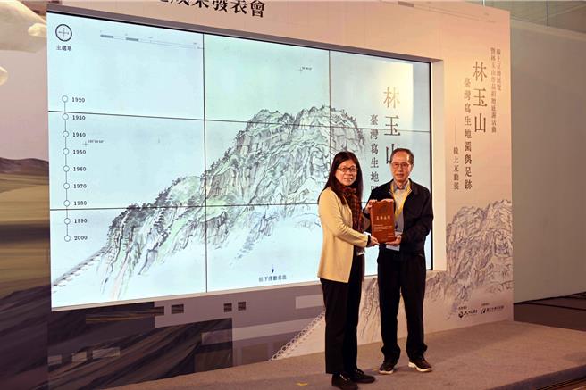 国美馆馆长陈贶怡（左）致赠林玉山家属林柏亭感谢状。（国美馆提供／李怡芸台北传真）