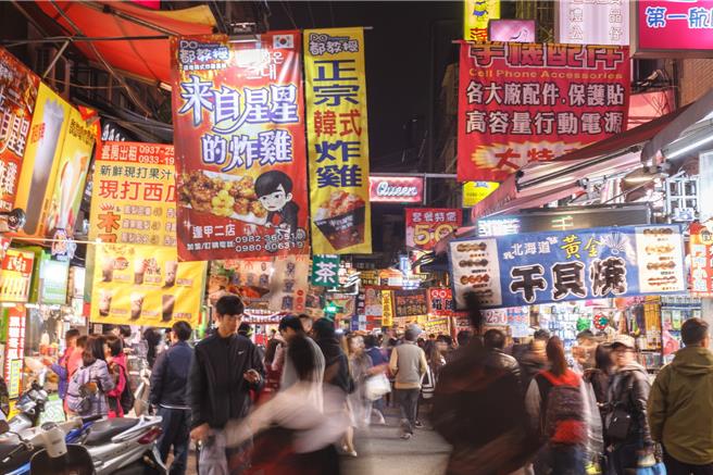 逢甲大学统计学系30日公布，2023年逢甲商圈统计分析结果，「超狂美食三秘密」包括费者行动支付习惯大幅提升、逢甲商圈在大台中仍占鳌头及手摇杯饮料等最不受景气影响。（逢甲大学提供／陈淑芬台中传真）