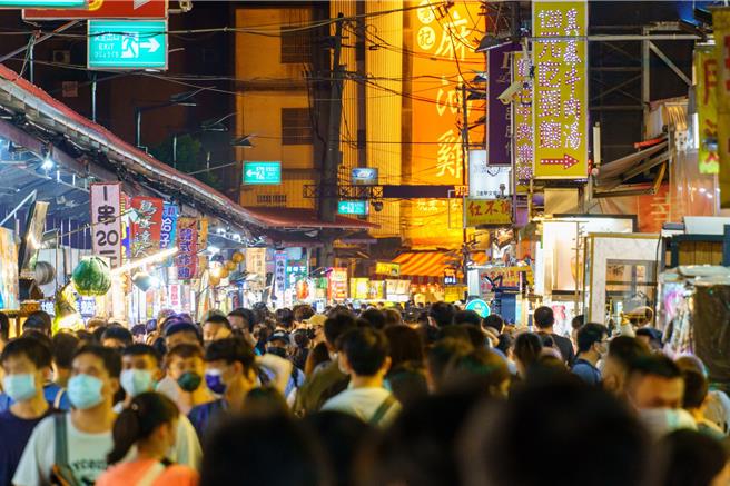 逢甲大学统计学系30日公布，2023年逢甲商圈统计分析结果，「超狂美食三秘密」包括费者行动支付习惯大幅提升、逢甲商圈在大台中仍占鳌头及手摇杯饮料等最不受景气影响。（逢甲大学提供／陈淑芬台中传真）