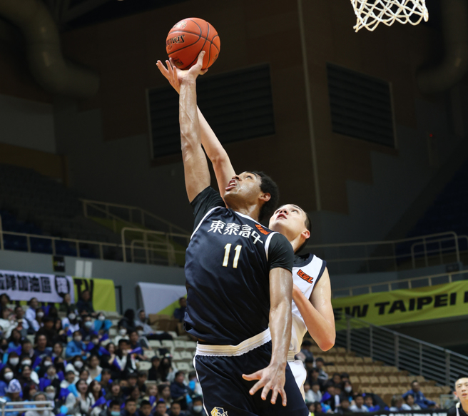 東泰高中韓得勝（前）攻下36分、22籃板。（高中體總提供）