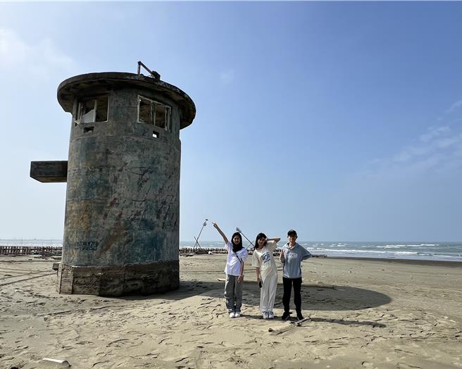 游客还能步行至一旁的废弃哨所，结合海景拍照。（张毓翎摄）