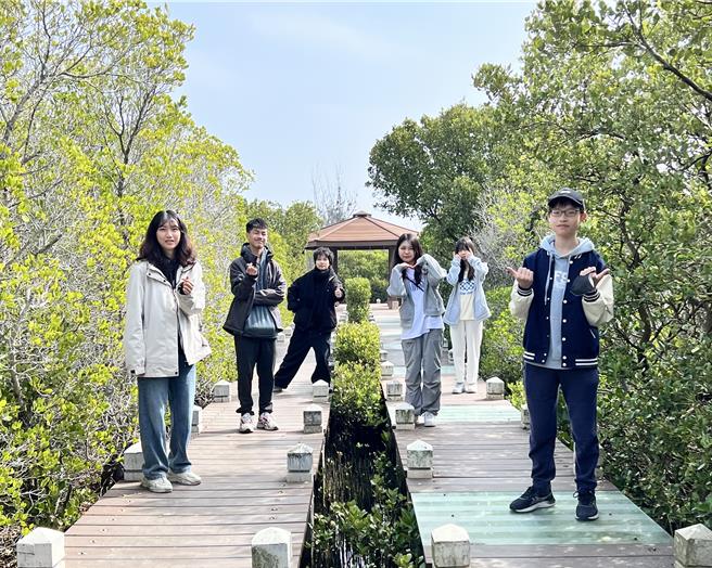 双春滨海游憩区的南侧木栈道破损严重，后续市府观旅局进行修补，园方负责清除杂支杂叶，现已完工，吸引不少人前来欣赏。（张毓翎摄）