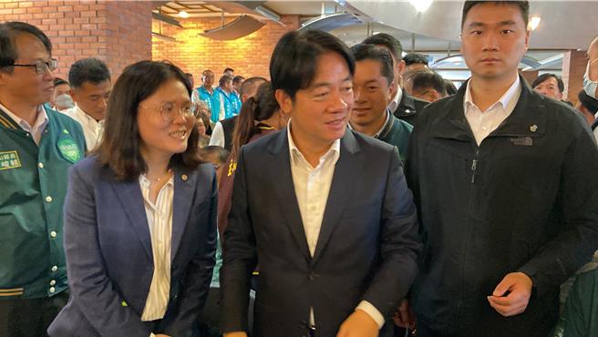 民进党总统当选人赖清德（右二）今（30日）出席宜兰谢票感恩茶会。（吴佩蓉摄）