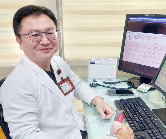 高雄一名男子打蓝球突胸口不适，经阮综合医院心臟内科医师何渊智确诊为「阵发性心房颤动」，透过「经心导管3D电烧术」治疗恢復。（阮综合医院提供／任义宇高雄报导）