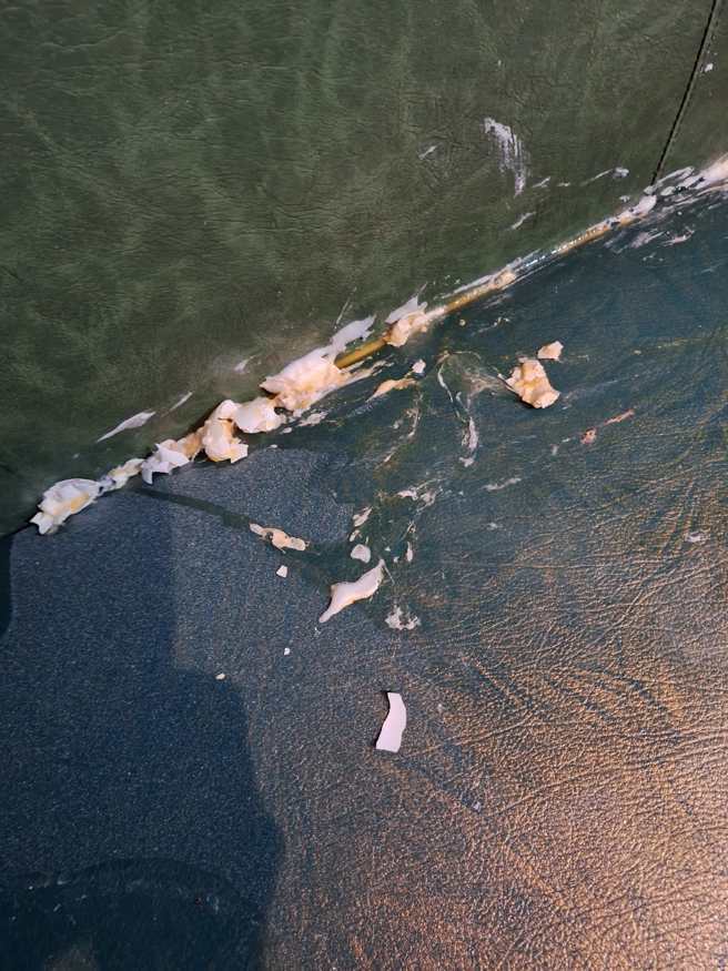 台南KTV内有一群年轻人庆生，砸麵粉鸡蛋还有刮鬍泡，女子PO出包厢内惨况怒斥。（翻摄脸书台南大小事）