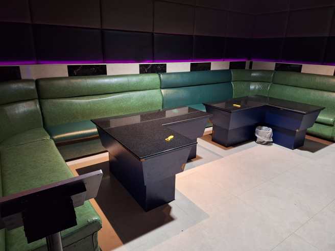 台南KTV内有一群年轻人庆生，砸麵粉鸡蛋还有刮鬍泡，女子PO出包厢原本乾净的画面。（翻摄脸书台南大小事）