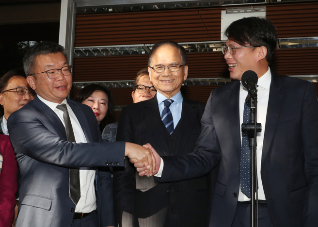 民进党立法院正副院长参选人游锡堃(中)及蔡其昌(左)29日拜会民眾党团，与黄国昌(右)同框握手。（资料照／刘宗龙摄）