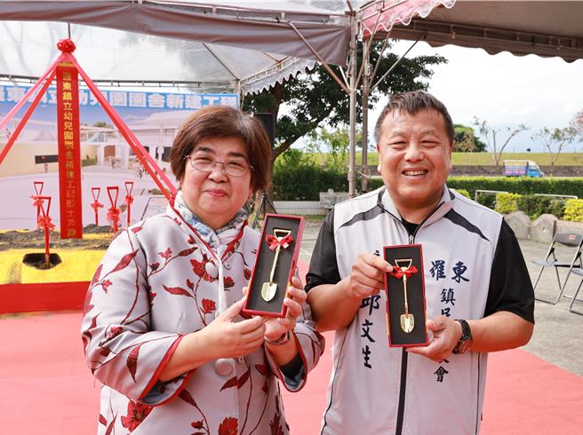 今由羅東鎮長吳秋齡（左）與代表會主席邱文生（右）一起啟動動土典禮。（羅東鎮公所提供／吳佩蓉宜蘭傳真）