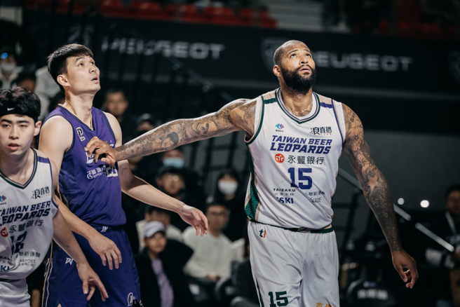 台啤永丰云豹卡森斯（右）在大狮风云赛只打上半场。（新竹御顶攻城狮提供）