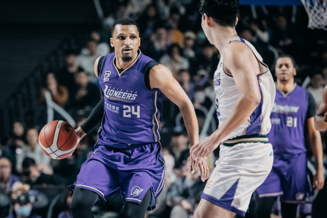 攻城狮艾夫伯（左）30日在大狮风云赛第3节助队扩大领先分差。（新竹御顶攻城狮提供）