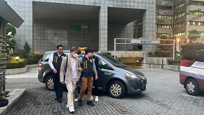 网红「詹姆士（呈）」与摄影师大闹全联、家乐福卖场，客传会痛批，将恶搞称是「客家精神」是族群歧视，郑重呼吁出面道歉。图为詹姆士（呈）遭警方带回。(翻摄画面)