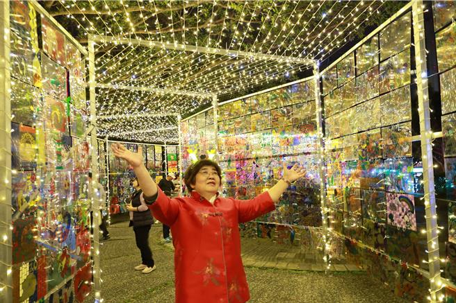 2024春節街景燈飾「羅東迎春，龍騰福躍」，今（30日）晚在羅東中山公園由鎮長吳秋齡（圖）與代表會主席邱文生，與現場民眾提燈籠一起點燈。（羅東鎮公所提供／吳佩蓉宜蘭傳真）