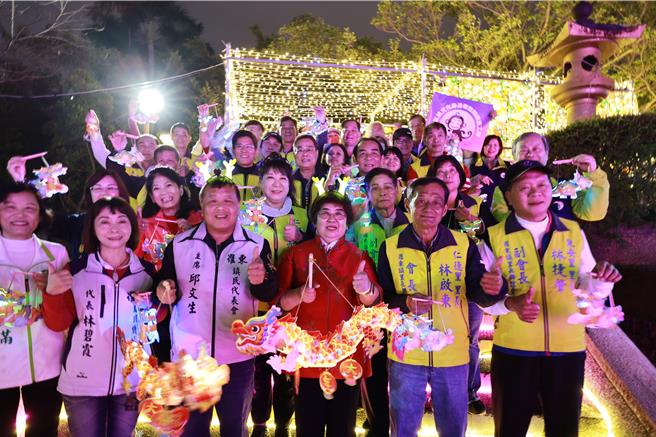 2024春節街景燈飾「羅東迎春，龍騰福躍」，今（30日）晚在羅東中山公園由鎮長吳秋齡（前排左四）與代表會主席邱文生（前排左三），與現場民眾提燈籠一起點燈。（羅東鎮公所提供／吳佩蓉宜蘭傳真）
