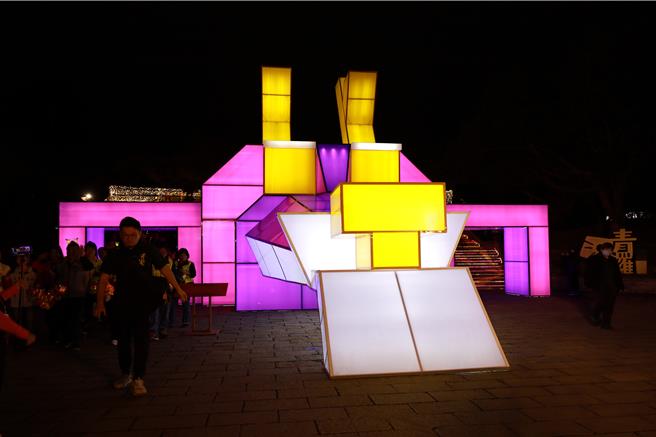 今年設置7公尺高的「神龍降臨」主燈，龍頭兩側為龍門，穿越其中象徵入龍門賺大錢，每晚6時起至11時亮燈。（羅東鎮公所提供／吳佩蓉宜蘭傳真）