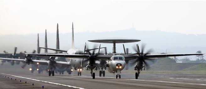 「國軍113年春節加強戰備」活動30日登場，空軍第6聯隊的E-2K空中預警機（由右至左）、P-3C反潛機及C-130H運輸機在屏北機場展示編隊滑行後依序起飛。（范揚光攝）