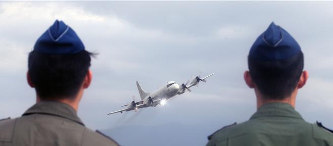 空軍第6聯隊的P-3C反潛機展示低空衝場。（范揚光攝）