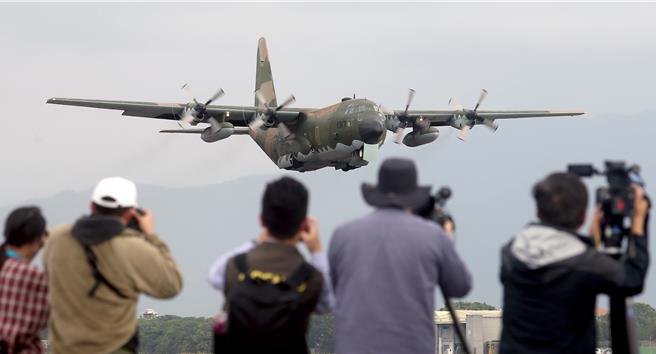 C-130H運輸機低空衝場。（范揚光攝）