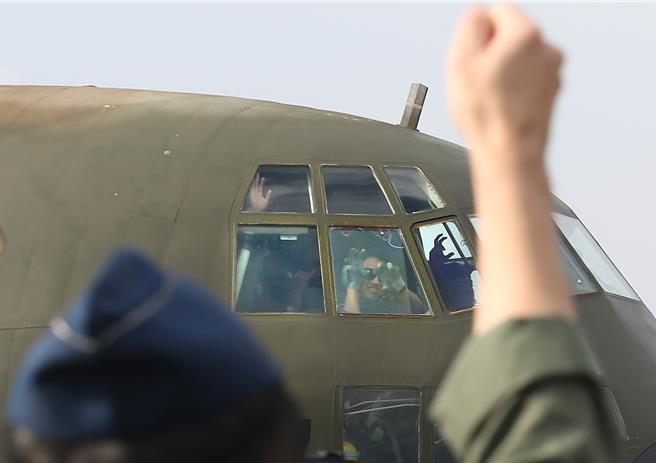 C-130H運輸機的飛行員向地面的同袍致意。（范揚光攝）