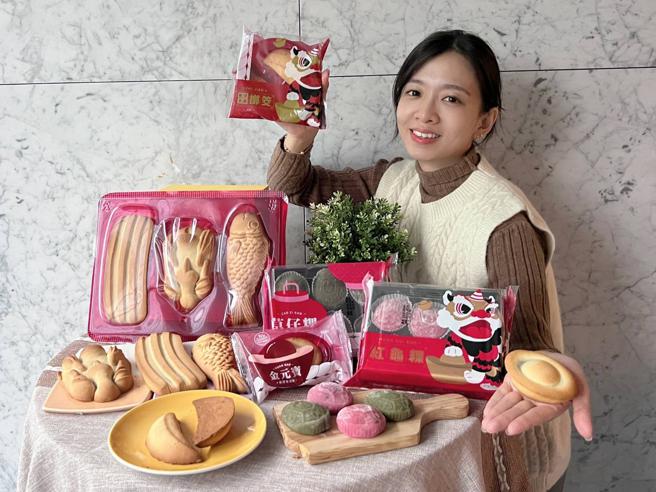 全聯看好過年拜拜商機，推出可以吃的金銀財寶，把拜拜用的金元寶、擲筊變成糕餅，連全雞、全魚、豬肉也都做成素食餅三牲。（全聯提供）