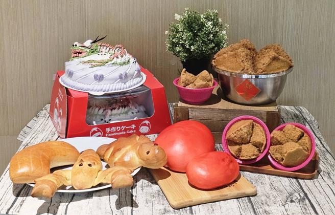 大潤發應景獨家推出超巨大發糕、麵龜等傳統祭拜品項，讓年節祭祀增添趣味。（大潤發提供）