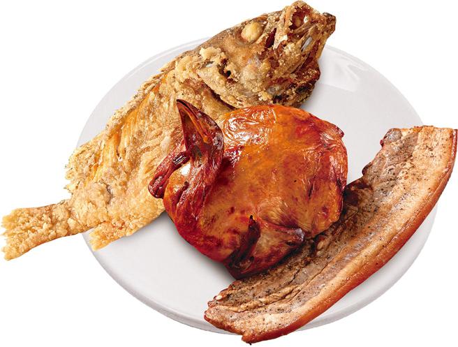 家樂福烤雞拜拜三牲組合烤全雞、炸魚、烤鹹豬肉，618元。（家樂福提供）