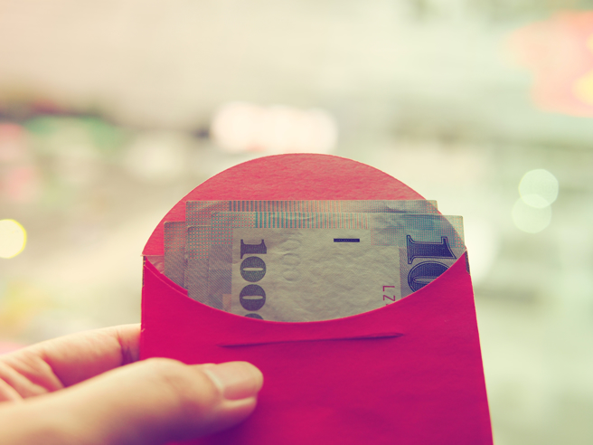 一名剛畢業的網友，自爆目前月薪約3萬8千元，想知道若過年的時候只包給父母各6000元，會不會感覺很不孝。（示意圖：shutterstock／達志）