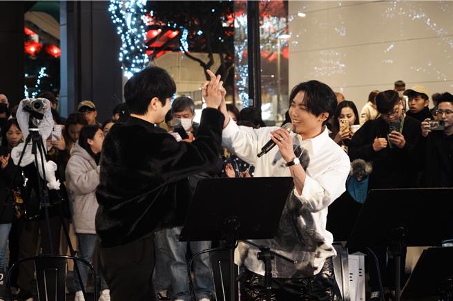 徐暐翔、豹子男日前在信义区街头演出。（OUBA MUSIC提供）