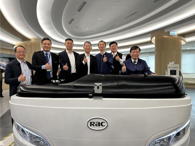 交通部長王國材（右一）30日參觀華德動能中港廠，與車王電兼華德董事長蔡裕慶（右二），及華德總經理楊誌榮（左二）等人合影。圖／劉朱松