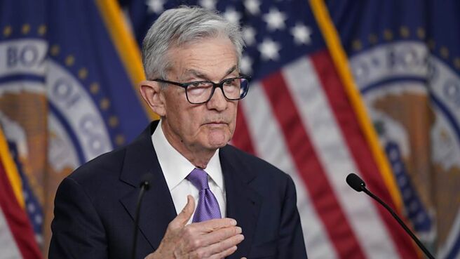 Fed主席鲍尔暗示2024年可能降息三码，促使华尔街专家开始研究Fed利率点阵图。图／美联社