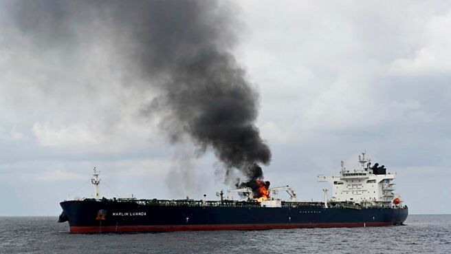 中东地区紧张加剧，分析师指出，在地缘政治风险偏高下，油价近期恐是易涨难跌。图／美联社