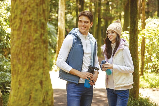 连假全家户外森呼吸，把握欧都纳春节好康，备好保暖服饰，出游购尽兴。图／业者提供