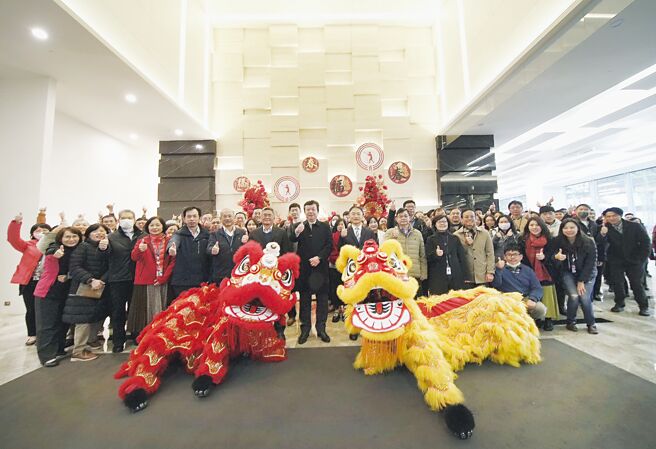 在台肥董事长李孙荣（中）带领下，全员欢喜入厝。图／台肥集团提供