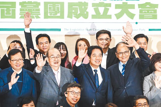 民進黨立法院黨團29日舉行首次黨團大會，準總統賴清德（右二）親自與會，與眾人合影並相互加油打氣。（鄧博仁攝）
