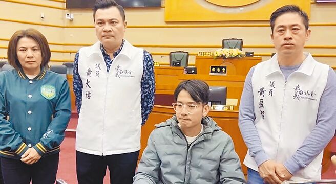 民進黨嘉義市議員林煒軒（右二）28日遭2名男子毆打受傷，29日開記者會發表6點聲明，並與同黨議員一同譴責暴力。（讀者提供／呂妍庭嘉義傳真）