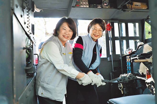 阿里山林鐵「Shay 21」蒸汽火車首航，嘉義市長黃敏惠（左）歡迎大家來搭乘。（嘉義市政府提供／廖素慧嘉市傳真）