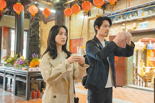 电影《车顶上的玄天上帝》林依晨饰演的芙月（左）与周渝民饰演的恋人建筑师（右）至嘉义城隍庙参拜。（甲上娱乐提供／廖素慧嘉市传真）
