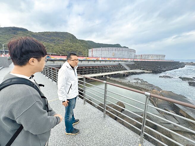 基隆市政府获交通部观光署补助，改善外木山海兴海水游泳池硬体设施，即日起开放民眾使用，基隆市产发处长林鼎超（左二）29日到场视察。（张志康摄）