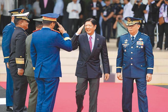 菲律賓總統小馬可仕（中）29日表示，菲律賓與越南之間的海事合作談判，將成為與越南建立戰略夥伴關係的基石之一。（取自小馬可仕臉書）