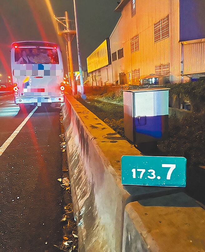 国光客运62岁黄姓驾驶28日晚间从台北开车搭载乘客，行经国道1号大雅段，因身体极度不适，撑到最后一刻，将车开到路肩后即陷入昏迷。（国道第三大队提供／张妍溱台中传真）