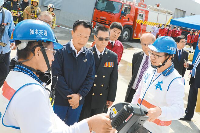 嘉義縣消防局成為全台第一個與工研院在化災應變上攜手合作的消防單位，29日簽約儀式結束，就在大瓏企業股份有限公司嘉義廠舉行化災演練，嘉義縣長翁章梁（左二）、消防局長蔡建安（左三）等人聽取廠方人員簡報。（呂妍庭攝）